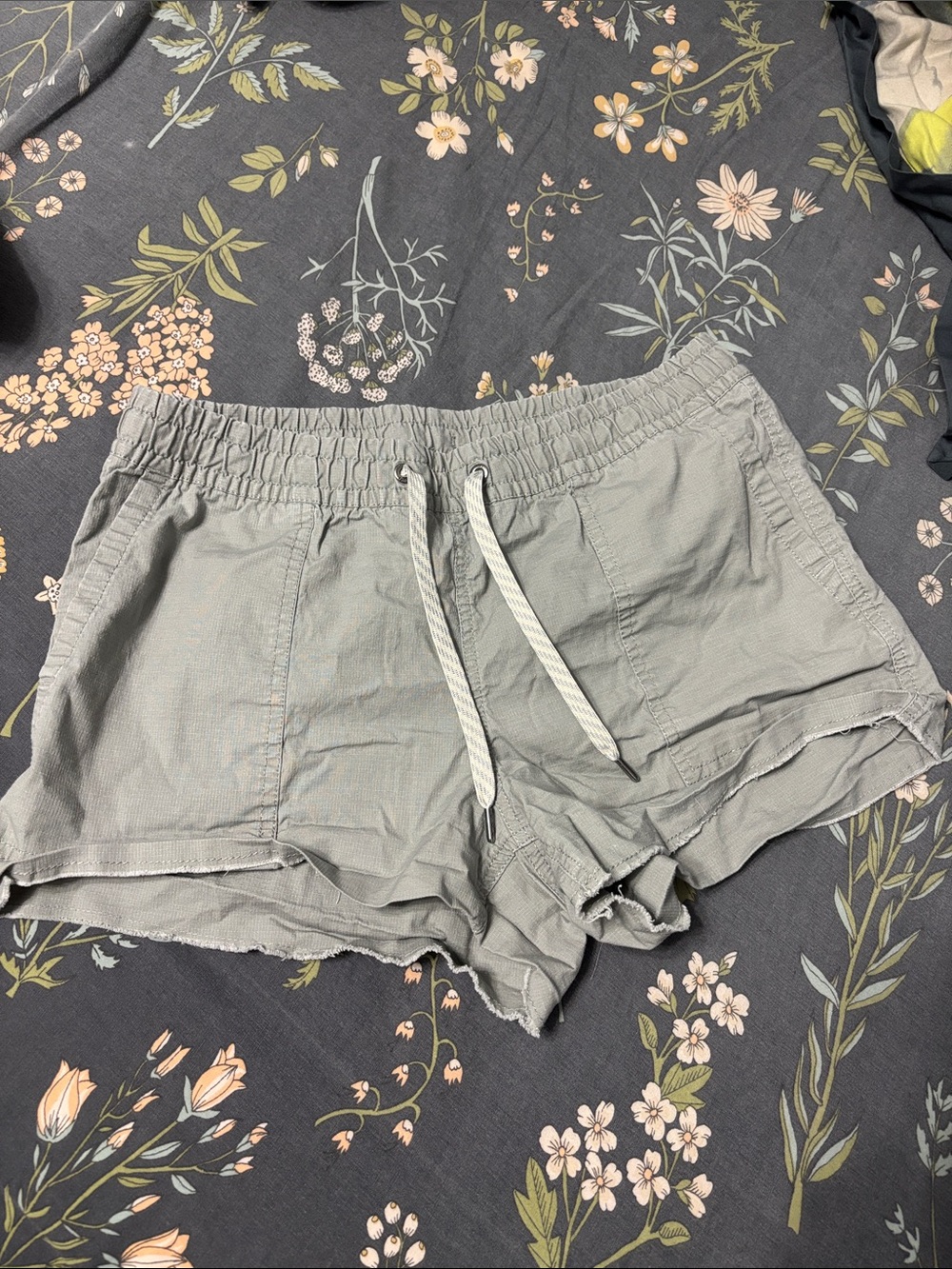 Vuori Vintage Ripstop Drawstring Canvas Raw Hem Shorts in Light Gray Size Small